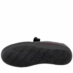 Sneaker rot Courtyard